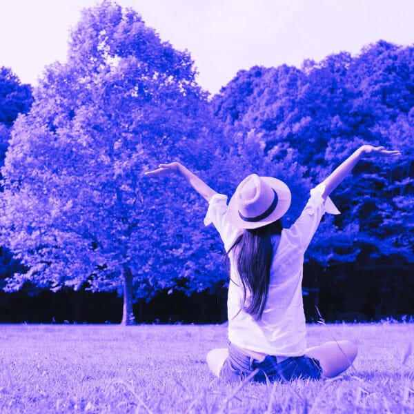 Mama Selbstliebe Mama entspannt im Park bei einer Yogaübung